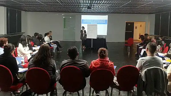 Gabriela Andretta dictando el taller