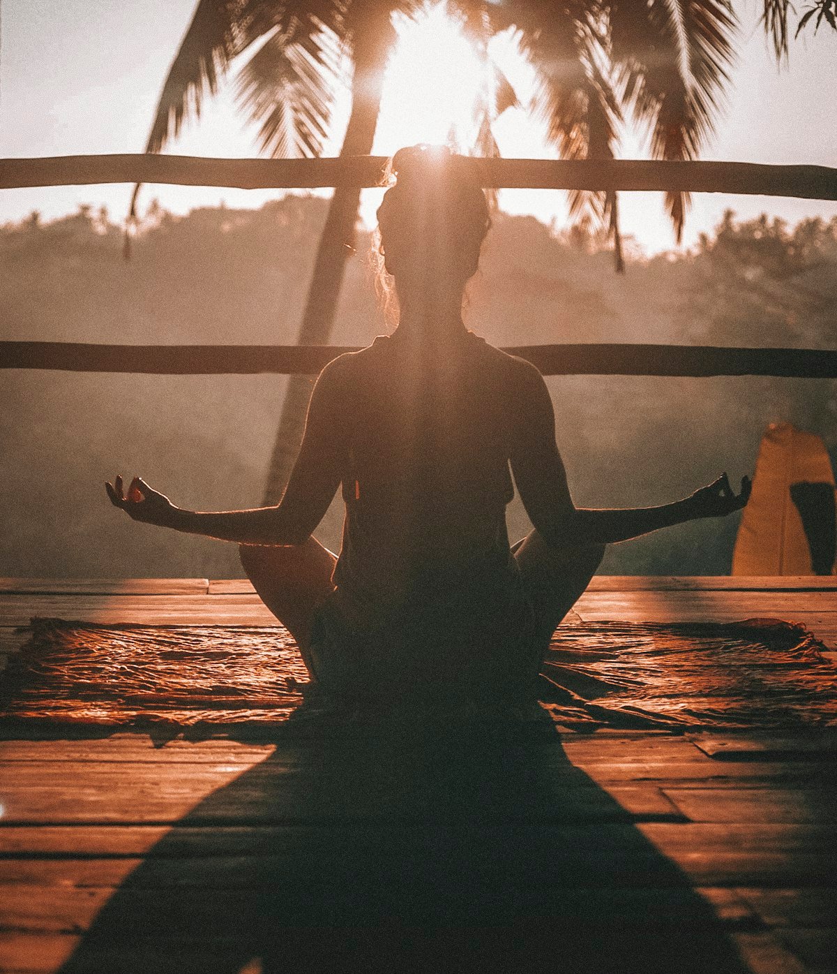 Persona meditando al amanecer en un entorno tranquilo