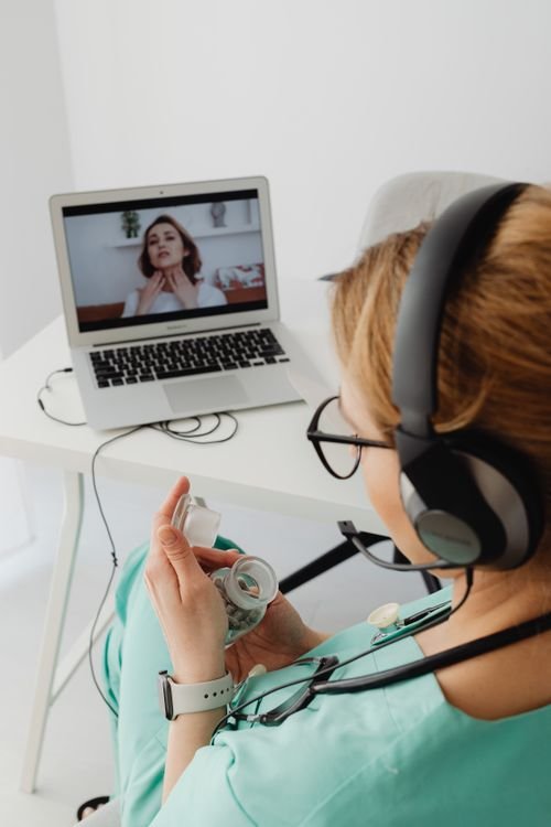 Consulta de bienestar por videollamada entre profesional y cliente