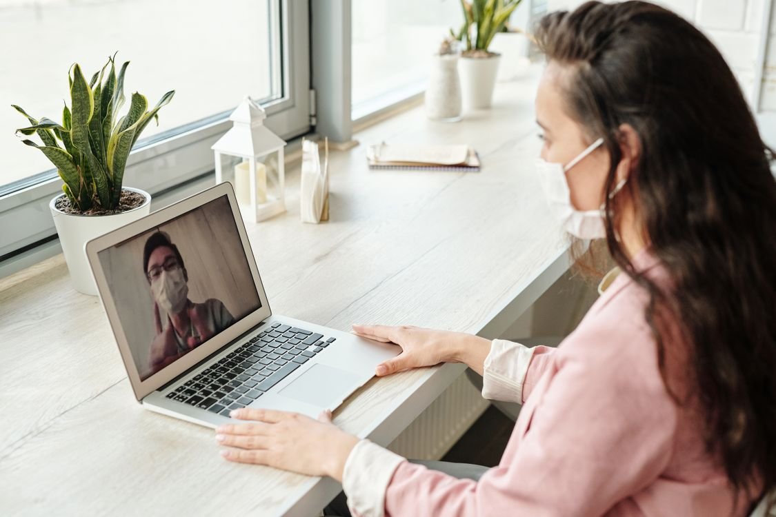 Sesión de acompañamiento online desde casa con portátil