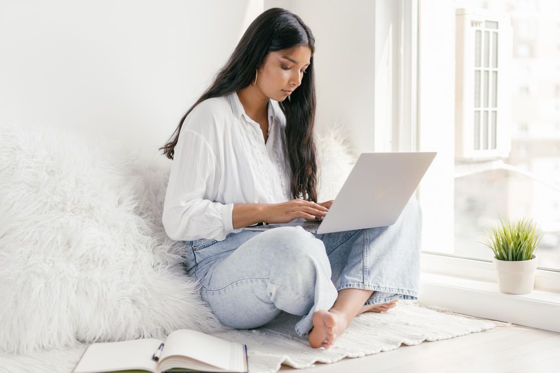 Mujer estudiando en un ambiente relajado con laptop, ambiente de bienestar