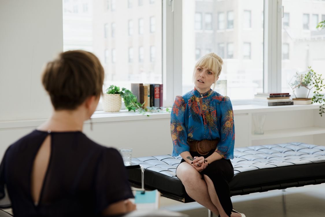 Profesional de salud conversando con una paciente en una sesión de coaching