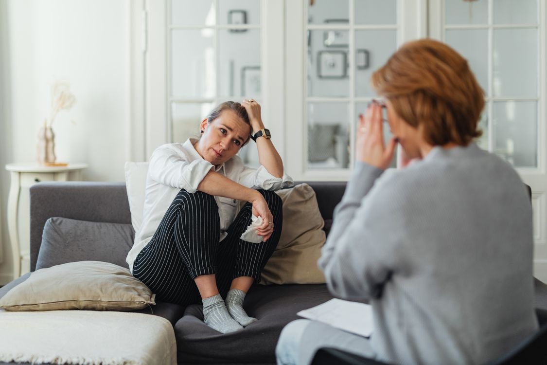 Mujer en sesión de bienestar hablando con su coach de salud