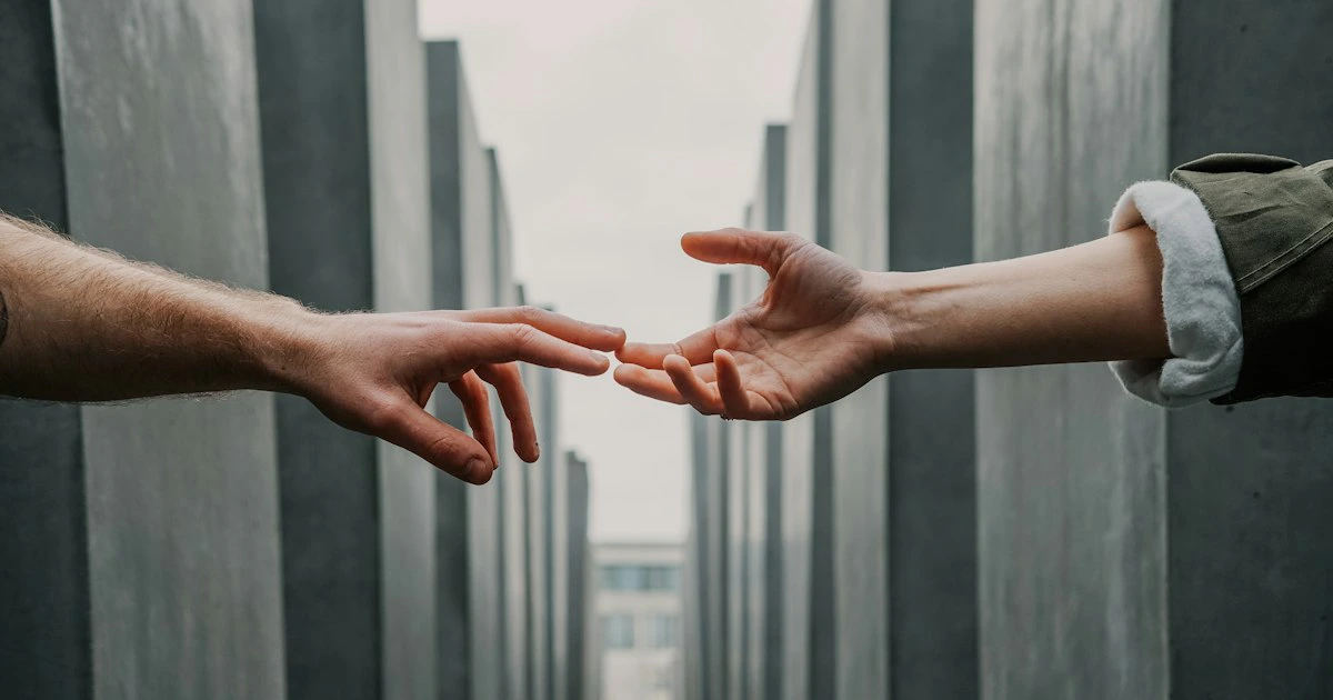 Conexión entre emociones, mente y cuerpo representada de forma abstracta